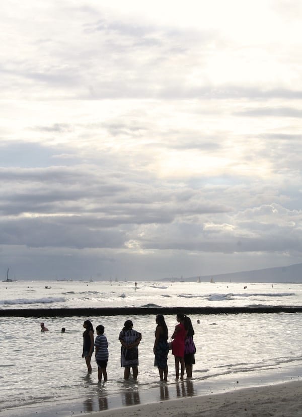 Kann man sich Schöneres vorstellen, als hier in Waikiki im Wasser zu stehen? Nein! – Foto: Beate Ziehres