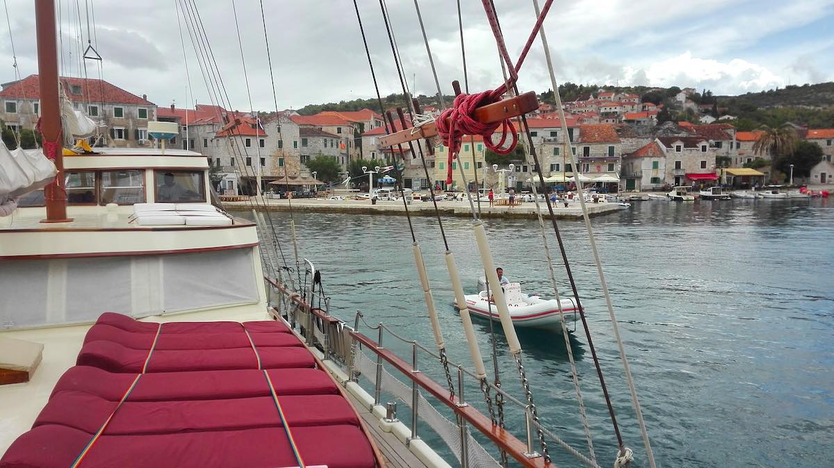 Vom Beiboot aus begleitet der Eigner das Anlegemanöver – Foto: Beate Ziehres