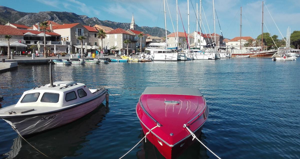 Das Gulet "Gardelin" (ganz rechts) im Hafen von Jelsa, Hvar – Foto: Beate Ziehres