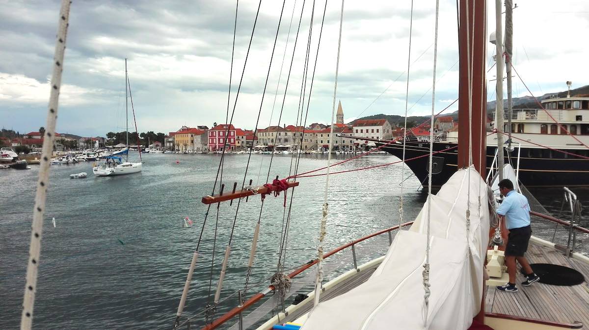 Das Gulet Gardelin im Hafen von Stari Grad – Foto: Beate Ziehres