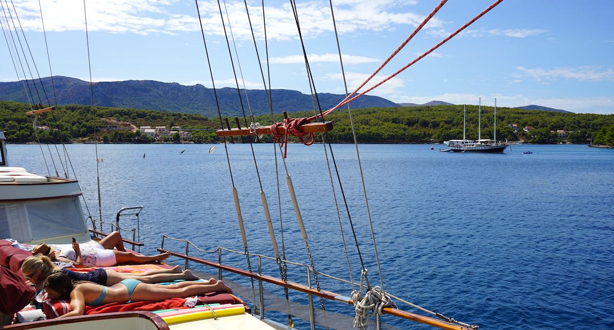 Hvar. Sonnenbad in der Bucht von Vrboska. Foto: Beate Ziehres 