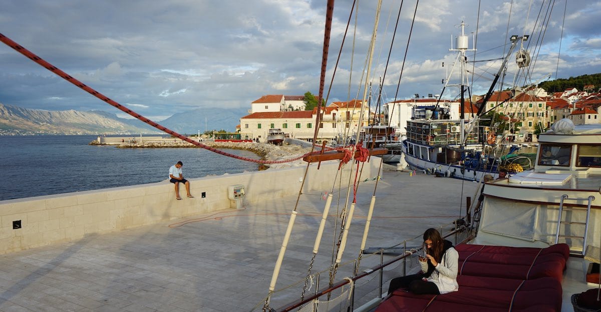 Abendstimmung am Hafen von Postira – Foto: Beate Ziehres