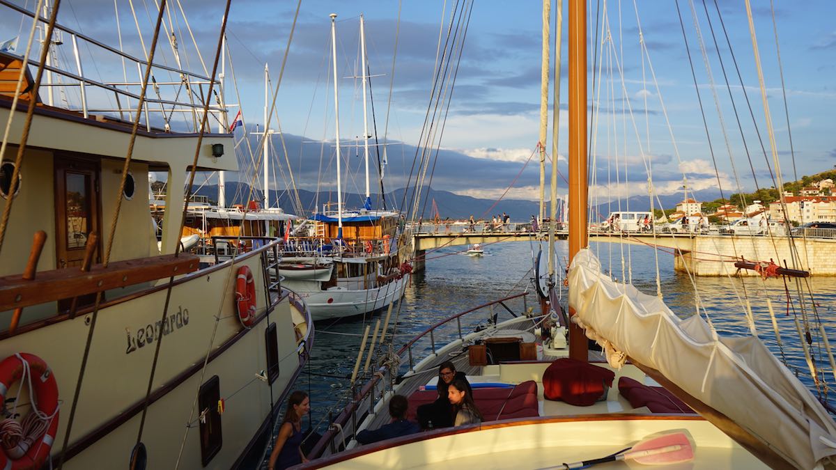 Zurück im Altstadthafen von Trogir – Foto: Beate Ziehres