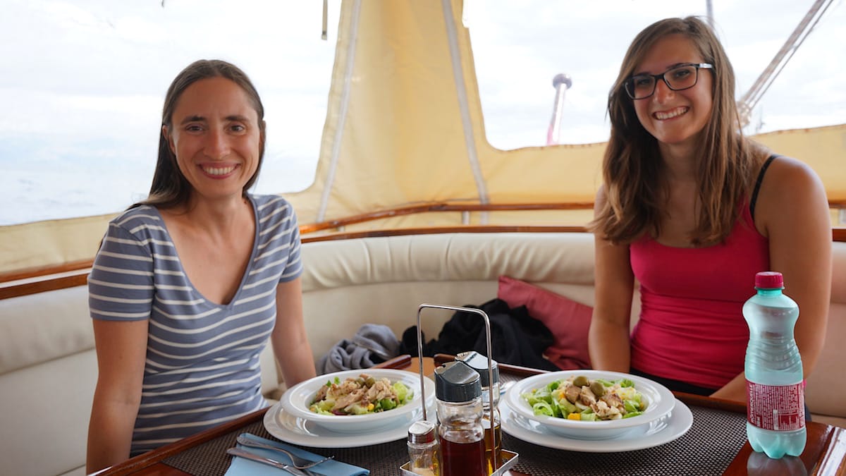 Da haben sie den Salat: Andrea und Lena – Foto: Beate Ziehres