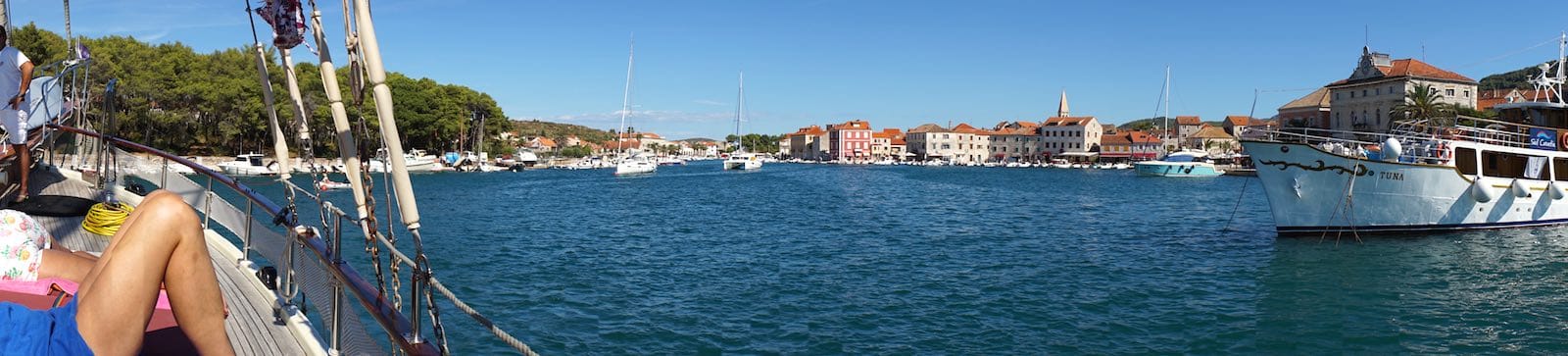 Hafeneinlauf in Starigrad – Foto: Beate Ziehres