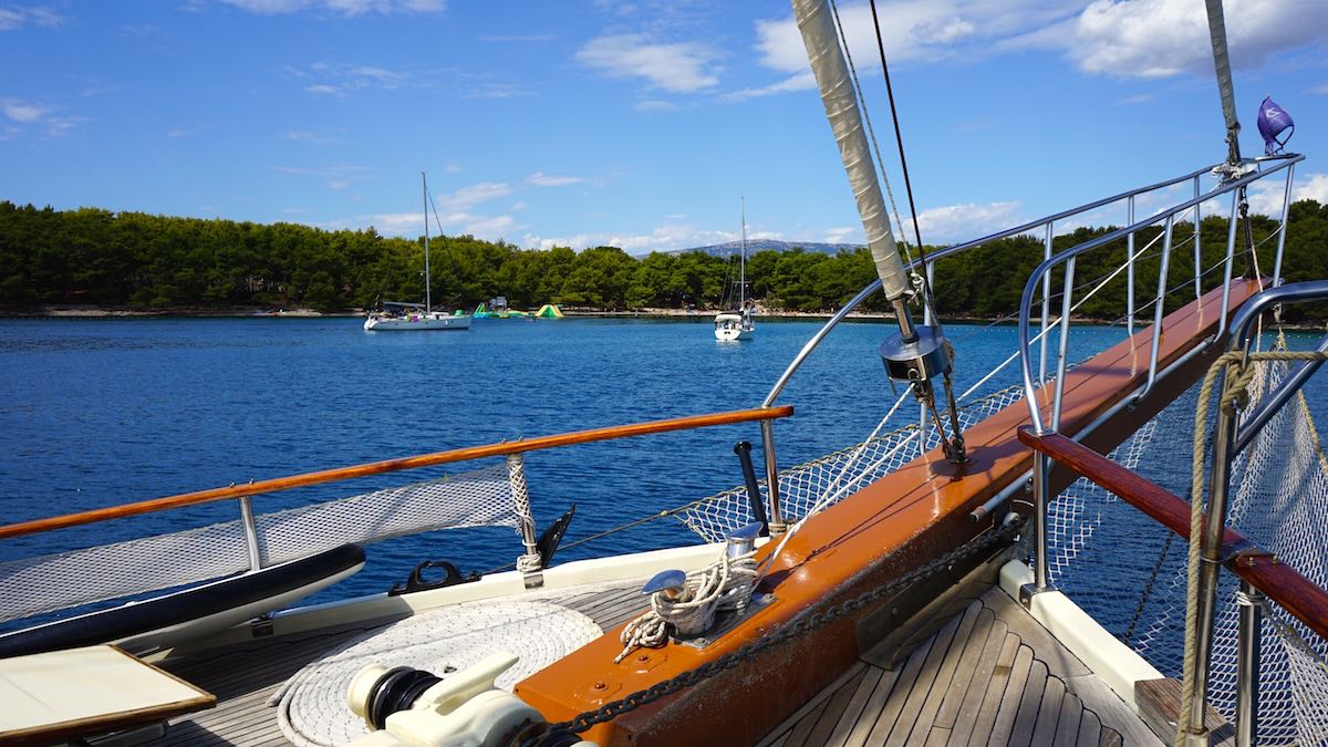 Blick vom Deck des Gute Gardelin zum Strand bei Vbroska – Foto: Beate Ziehres