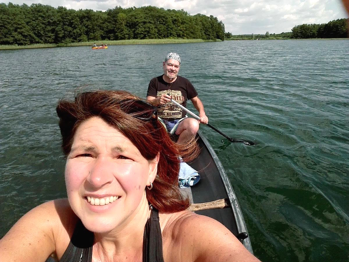 Feldberger Seenplatte: Auf geht's zum Paddeln auf dem Schmalen Luzin. So gefällt mir die Arbeitsteilung – Foto: Beate Ziehres