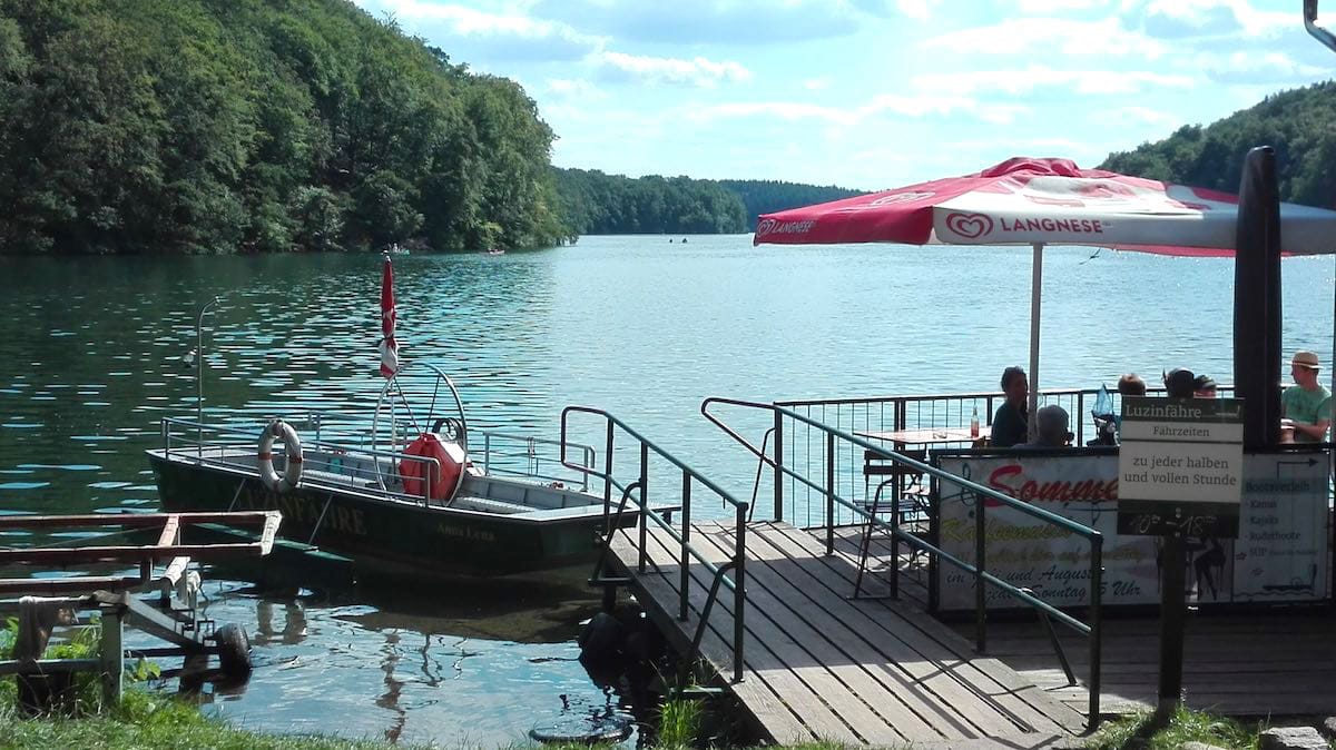 Die handangetriebene Luzinfähre, eine Sehenswürdigkeit in der Feldberger Seenlandschaft – Foto: Beate Ziehres