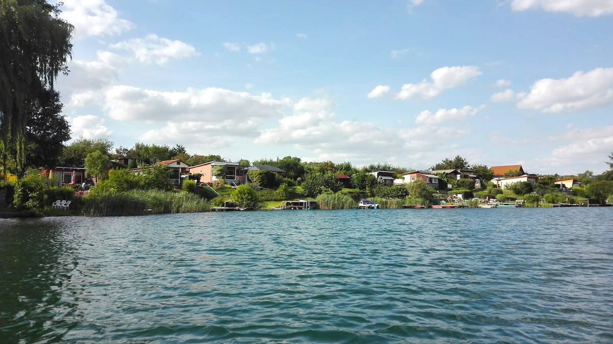 Schön: Gartengrundstücke mit Häusern am See in Feldberg, Feldberger Seenlandschaft – Foto: Beate Ziehres