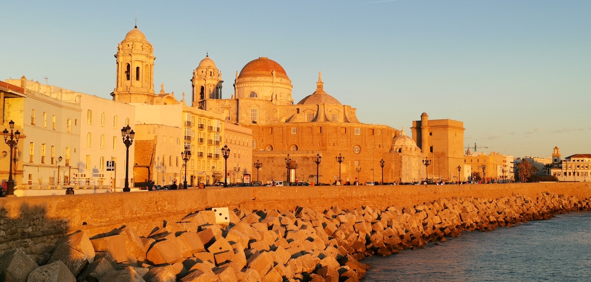 Cadiz Promenade und Kathedrale im Abendlicht. Foto: Beate Ziehres