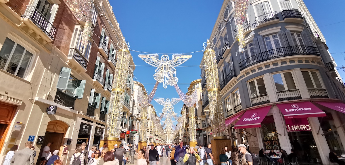 Malaga Innenstadt mit Weihnachtsschmuck. Foto: Beate Ziehres, Reiselust-Mag