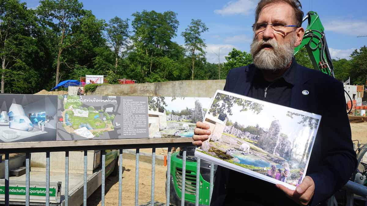 Zoodirektor Udo Nagel erklärt die Pläne für das Polarium – Foto: Beate Ziehres