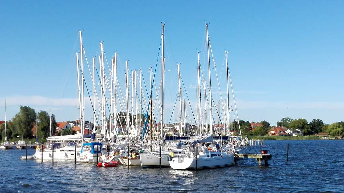 Ein typisches Rügen-Bild: der Hafen von Breege – Foto: Beate Ziehres