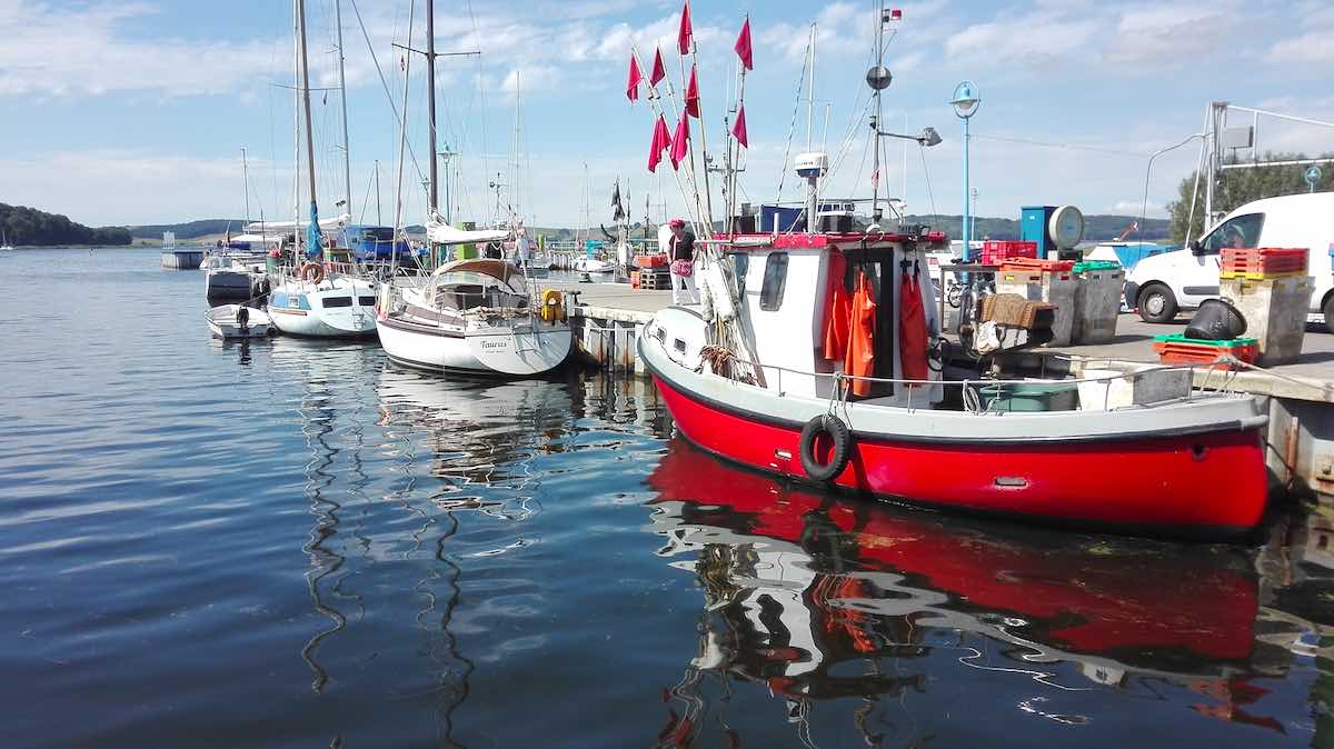 Fischer- und andere Boote am Hafen von Thiessow – Foto: Beate Ziehres