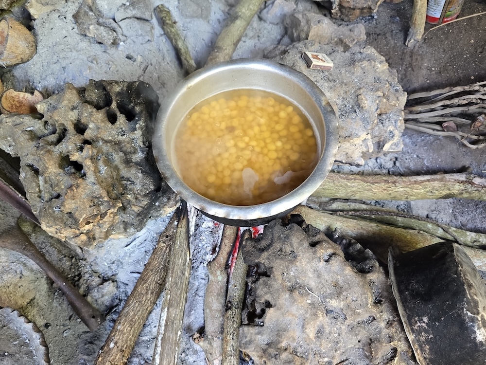 Tansania: Topf mit Hülsenfrüchten