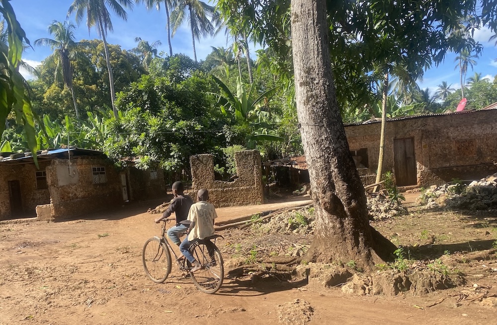 Dorfleben Sansibar. Radfahrer. Foto: Ruth Bauer, Reiselust-Mag