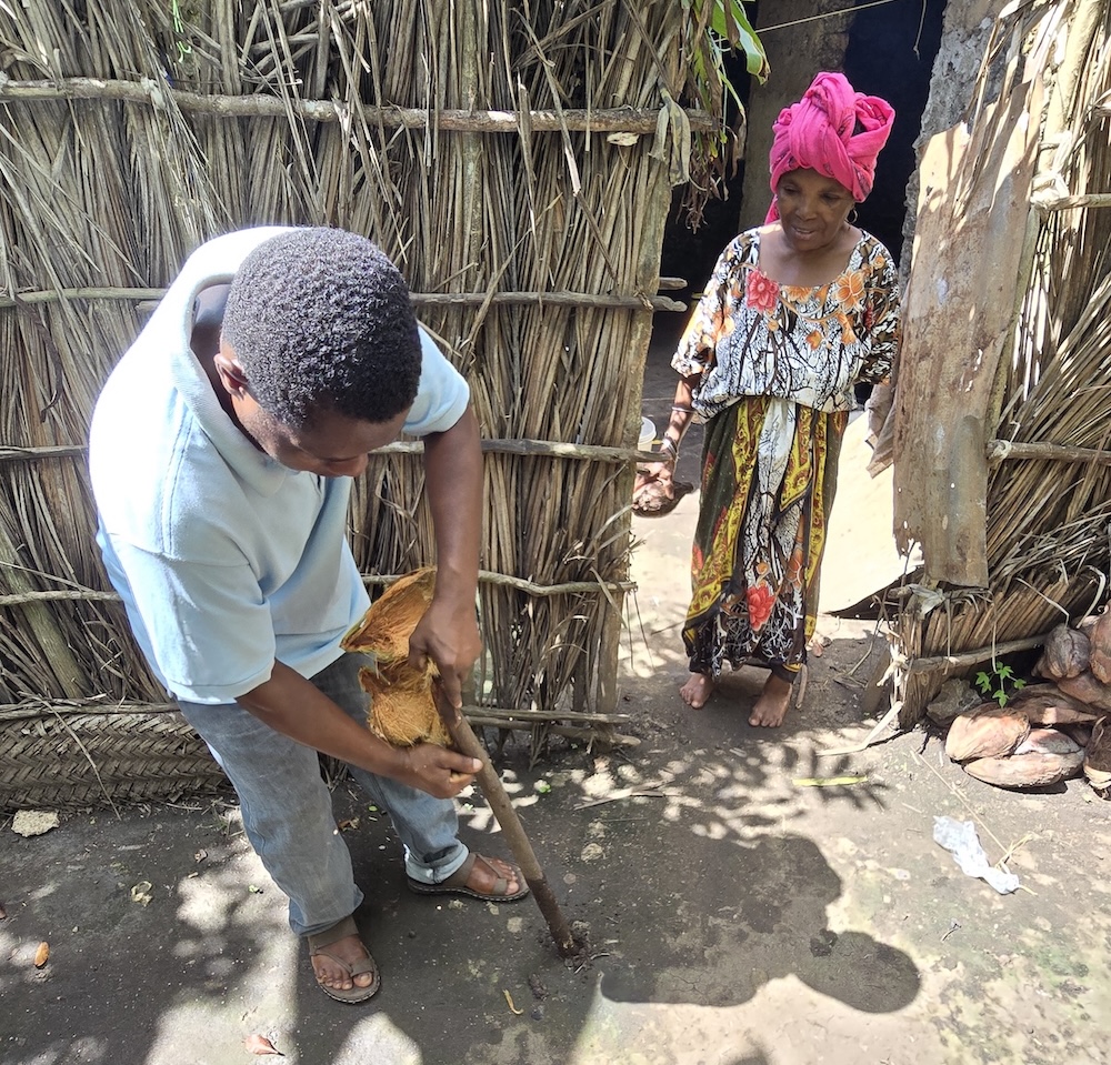 Sansibar Dorfleben: Kokosnüsse knacken. Foto: Beate Ziehres, Reiselust-Mag