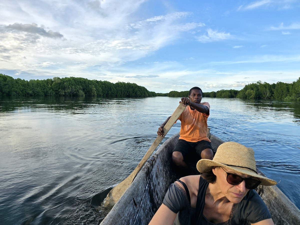 Sansibar: mit dem Holzkanu auf der Lagune. Foto: Beate Ziehres, Reiselust-Mag