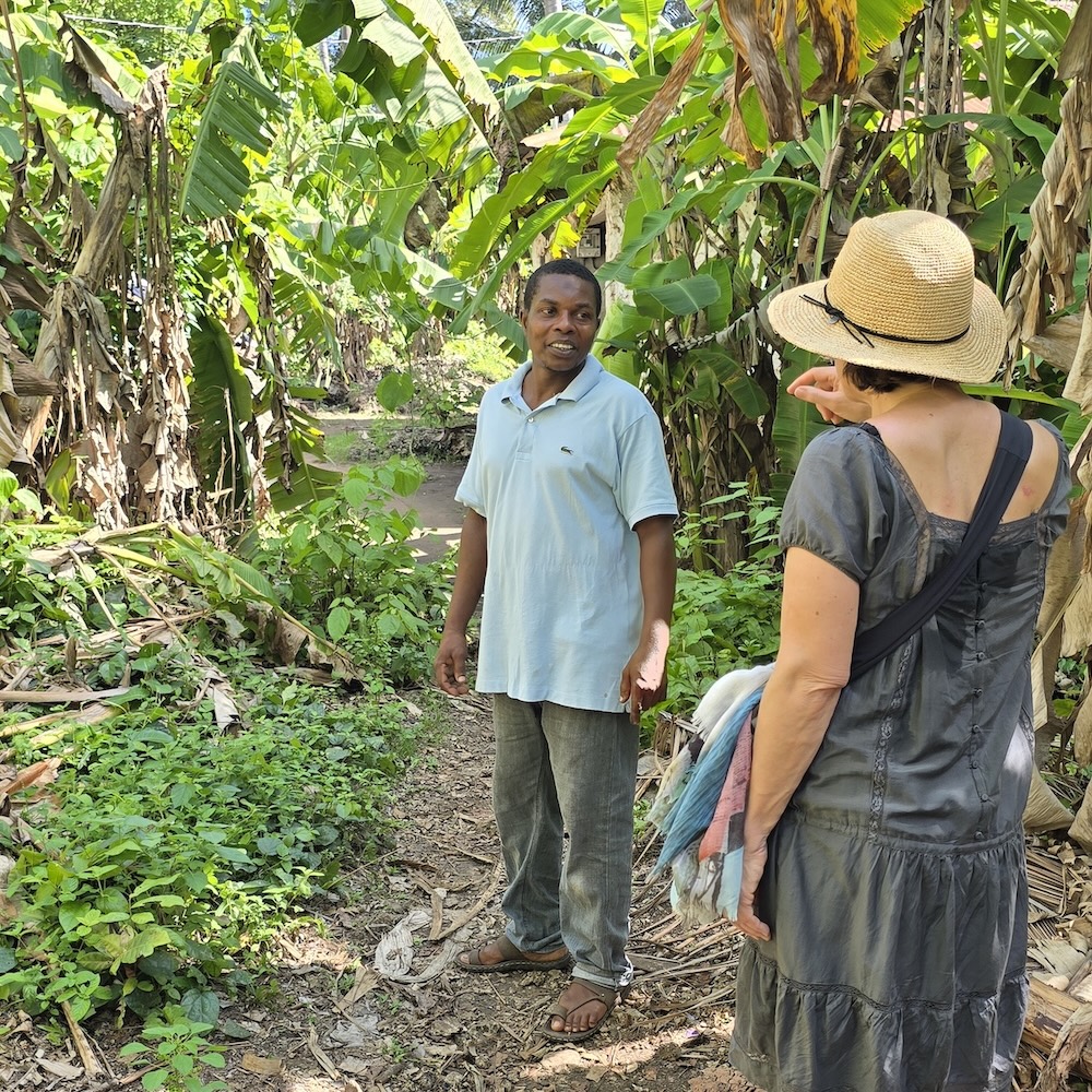 Sansibar: Gspräch im Schatten. Foto: Beate Ziehres, Reiselust-Mag