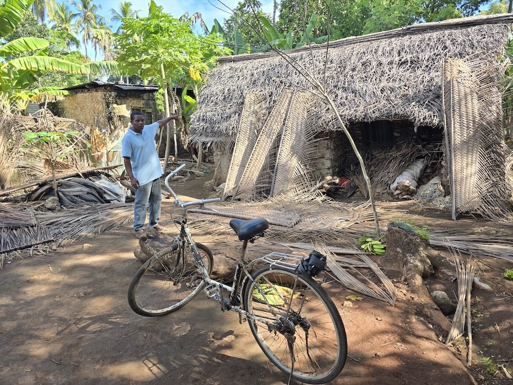 Sansibar Dorfleben: typische Dachbedeckung. Foto: Beate Ziehres, Reiselust-Mag
