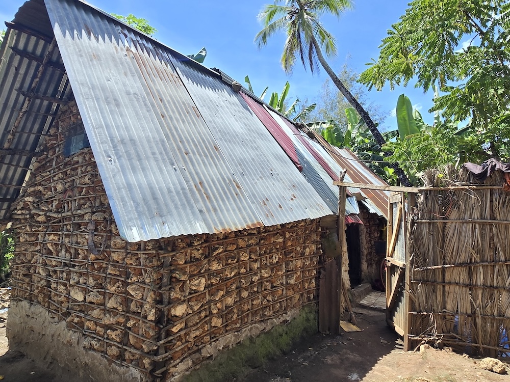 Sansibar Dorfleben: typisches Haus mit Hof. Beate Ziehres, Reiselust-Mag