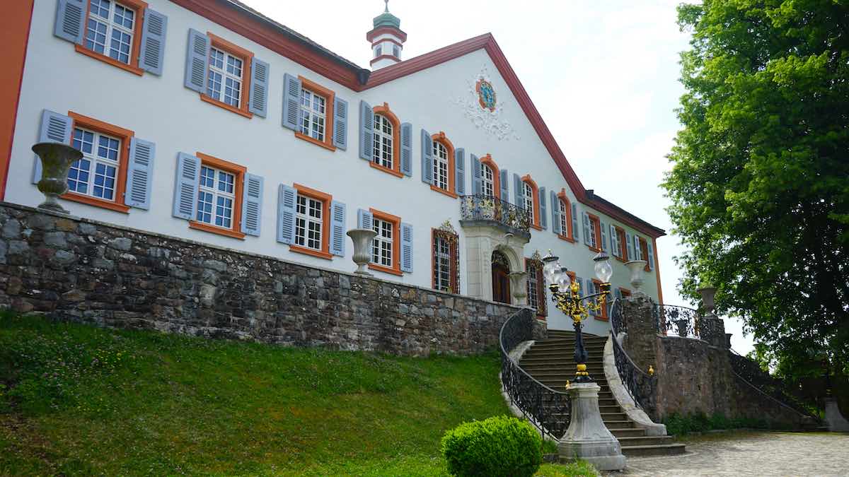 Frühklassizistisch mit Elementen aus dem Rokoko: Schloss Bürgeln – Foto: Beate Ziehres