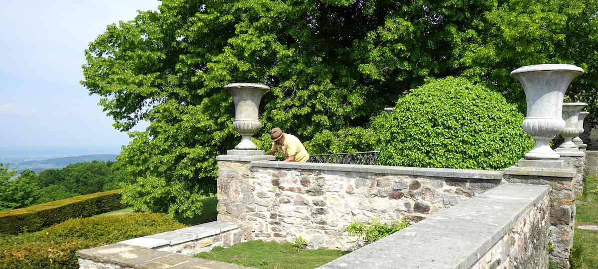 Über die Gartenmauer kann man die Aussicht genießen. Oder die Eidechsen beobachten – Foto: Beate Ziehres