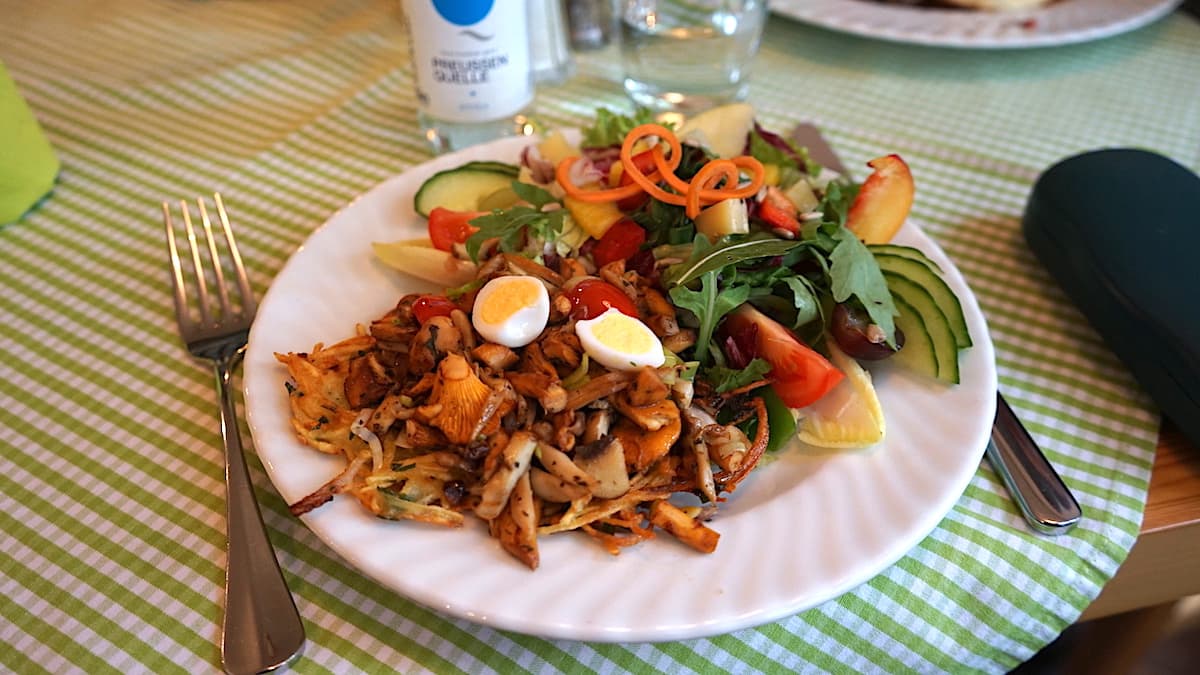 Seenland Oder-Spree, Märkische Schweiz, Waldsieversdorf: Kartoffelpuffer mit Pfifferlingen, Altes Forsthaus. Foto: Beate Ziehres