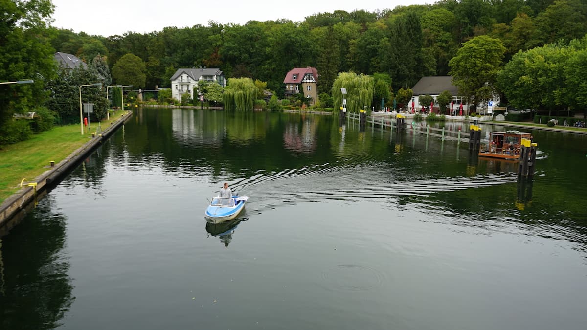 Seenland Oder-Spree, Woltersdorf, Boote fahren in die Woltersdorfer Schleuse ein. Foto: Beate Ziehres, Reiselust-Mag