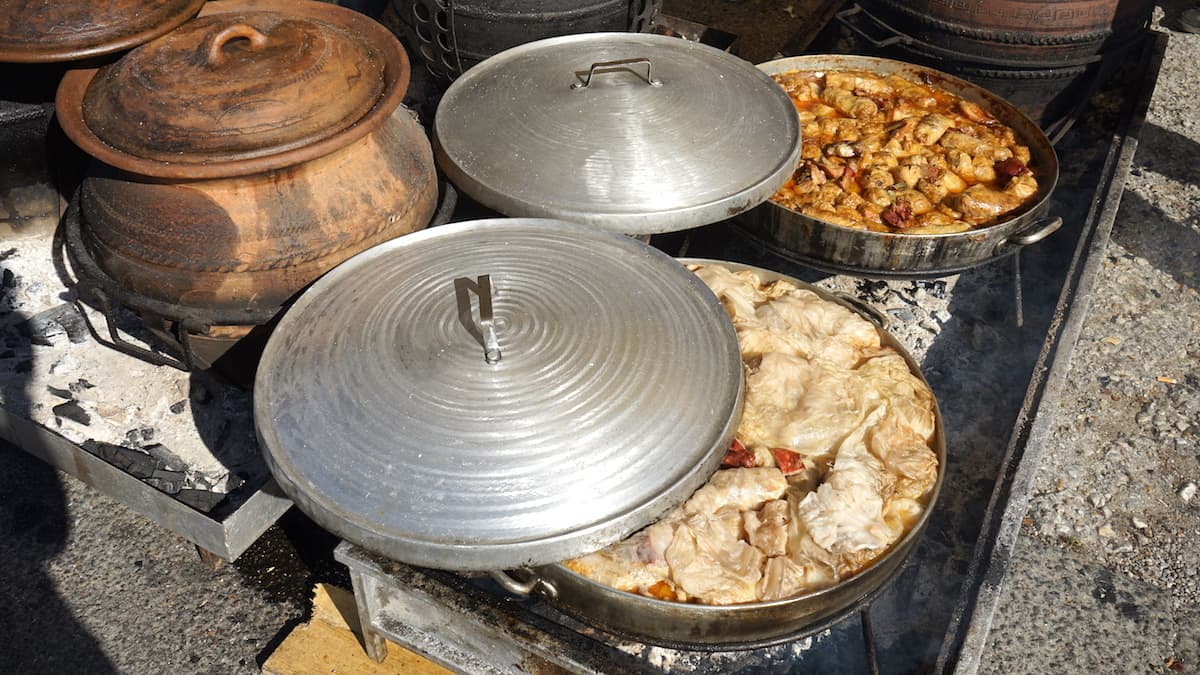 Serbien: Auf glühender Kohle gegarte Eintopfgerichte auf dem Weinfest in Topola. Foto: Beate Ziehres