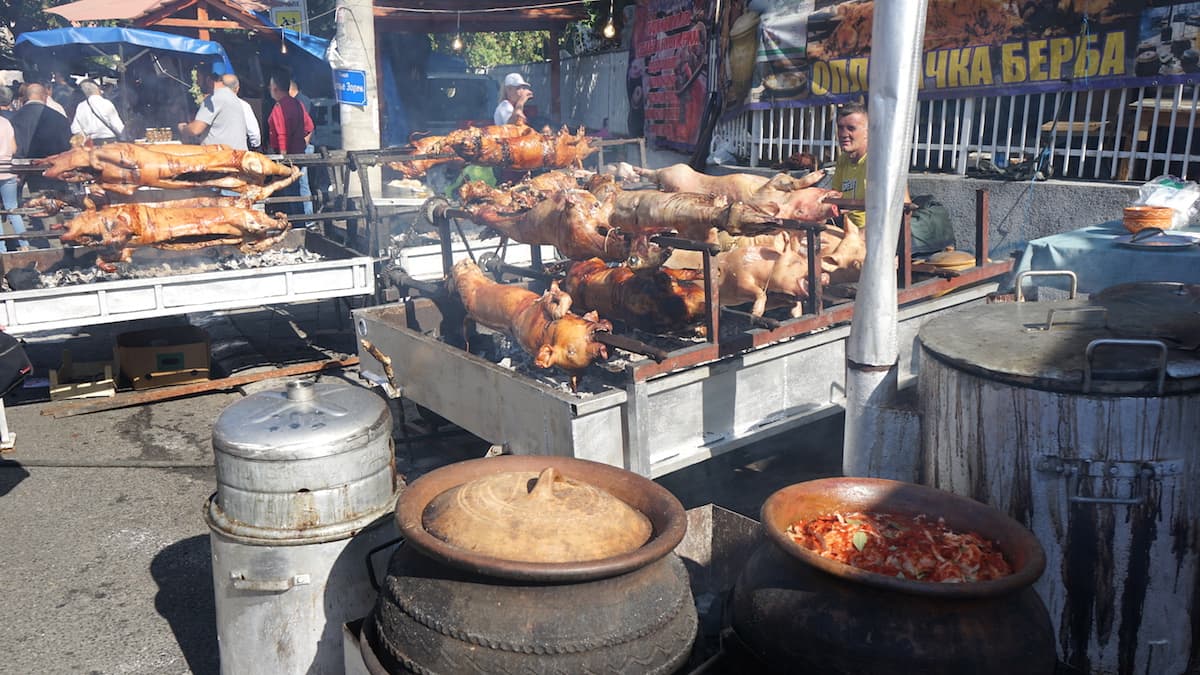 Serbien: Spanferkel auf dem Weinfest in Topola. Foto: Beate Ziehres