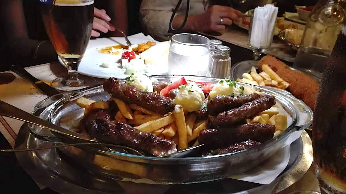 Serbische Küche in Novi Belgrad: Cevapcici im Tosin Bunar. Foto: Beate Ziehres