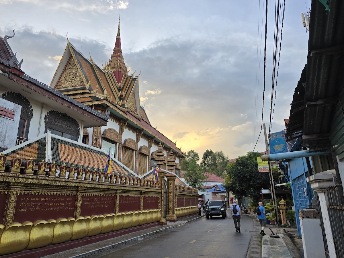 Bummel durch Siem Reap, vorbei am Tempel Wat Preah Prom Rath. Foto: Beate Ziehres, Reiselust-Mag