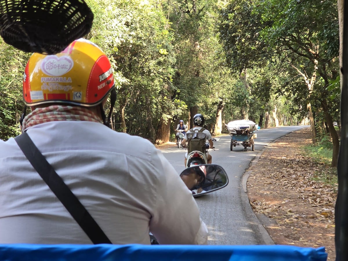 Straße bei Siem Reap in Kambodscha, unterwegs mit dem Tuk-Tuk. Foto: Beate Ziehres, Reiselust-Mag