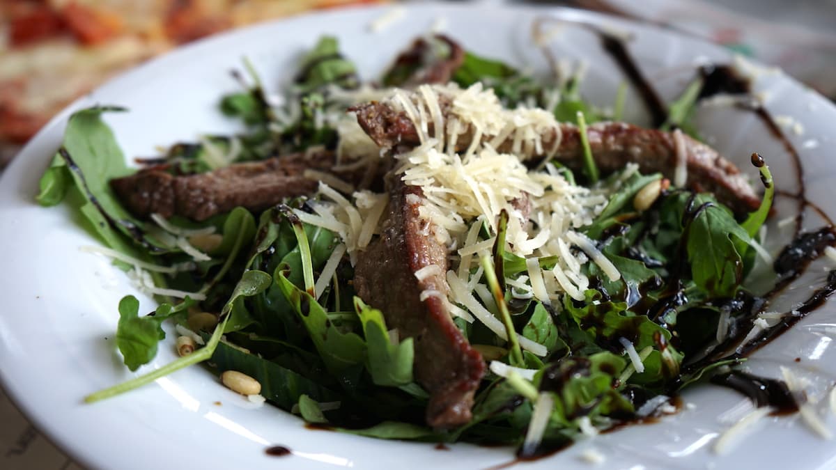 Stendal, Déjà Vu, Rucola-Salat mit Beef-Streifen – Foto: Beate Ziehres