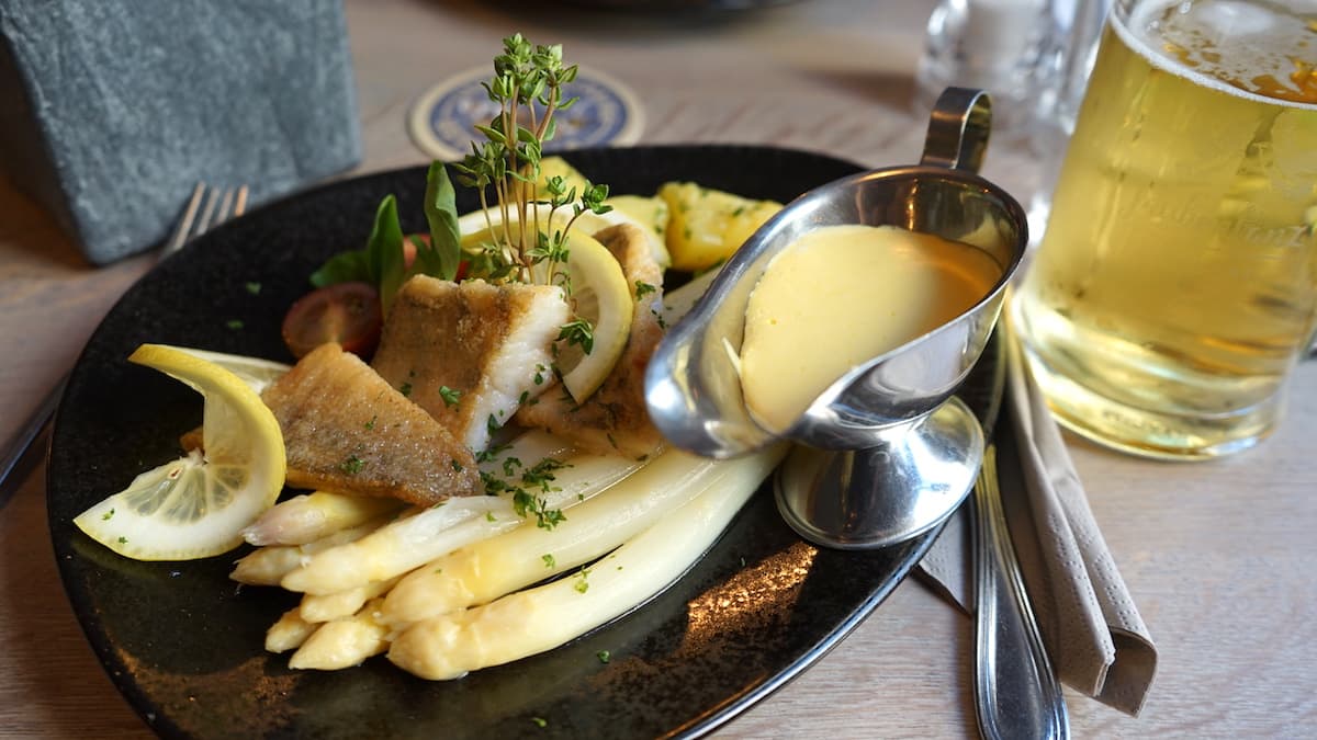 Stendal, Kutscherstube, Spargel mit gebratenem Zanderfilet – Foto: Beate Ziehres