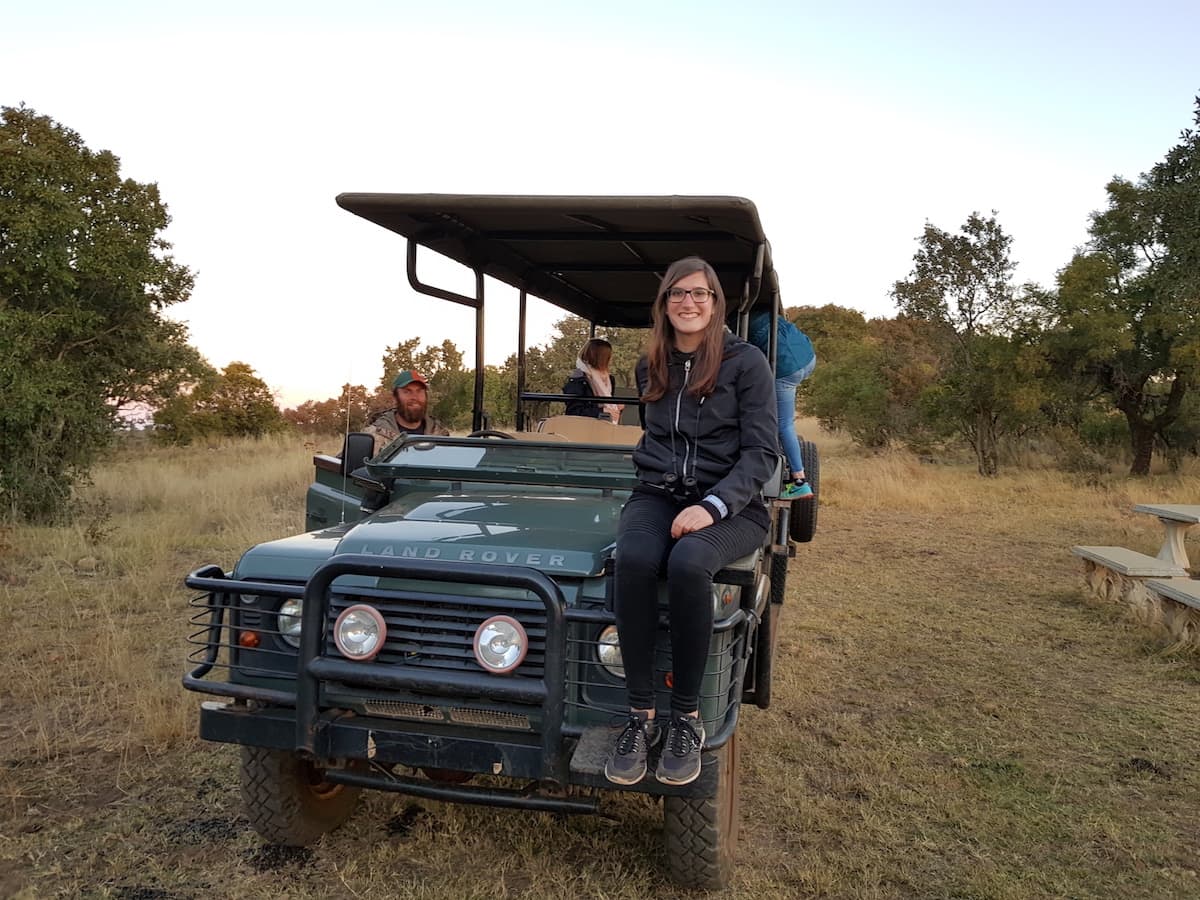 Safari in Südafrika, ChaZen privates Wildreservat: Lena Ziehres auf dem Platz auf der Motorhaube.