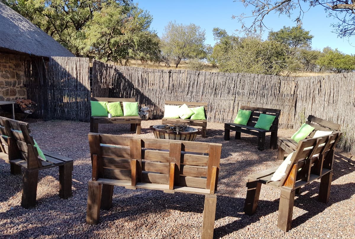 Safari in Südafrika, ChaZen privates Wildreservat: Feuerstelle bei der Lodge. Foto: Lena Ziehres