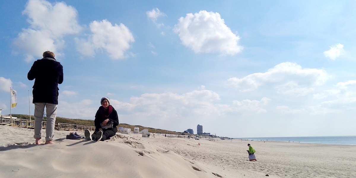 Sylt Tagesausflug: im Sand spielen am Strand von Westerland