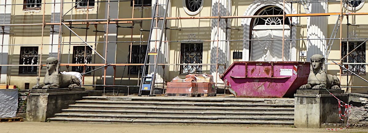 Tangerhütte, Neues Schloss, Sphinx-Skulpturen am Eingang. Foto: Beate Ziehres