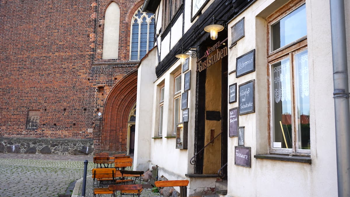 Sitzplätze im Schatten der St. Stephanskirche: Exempel Gaststuben in Tangermünde. Foto: Beate Ziehres