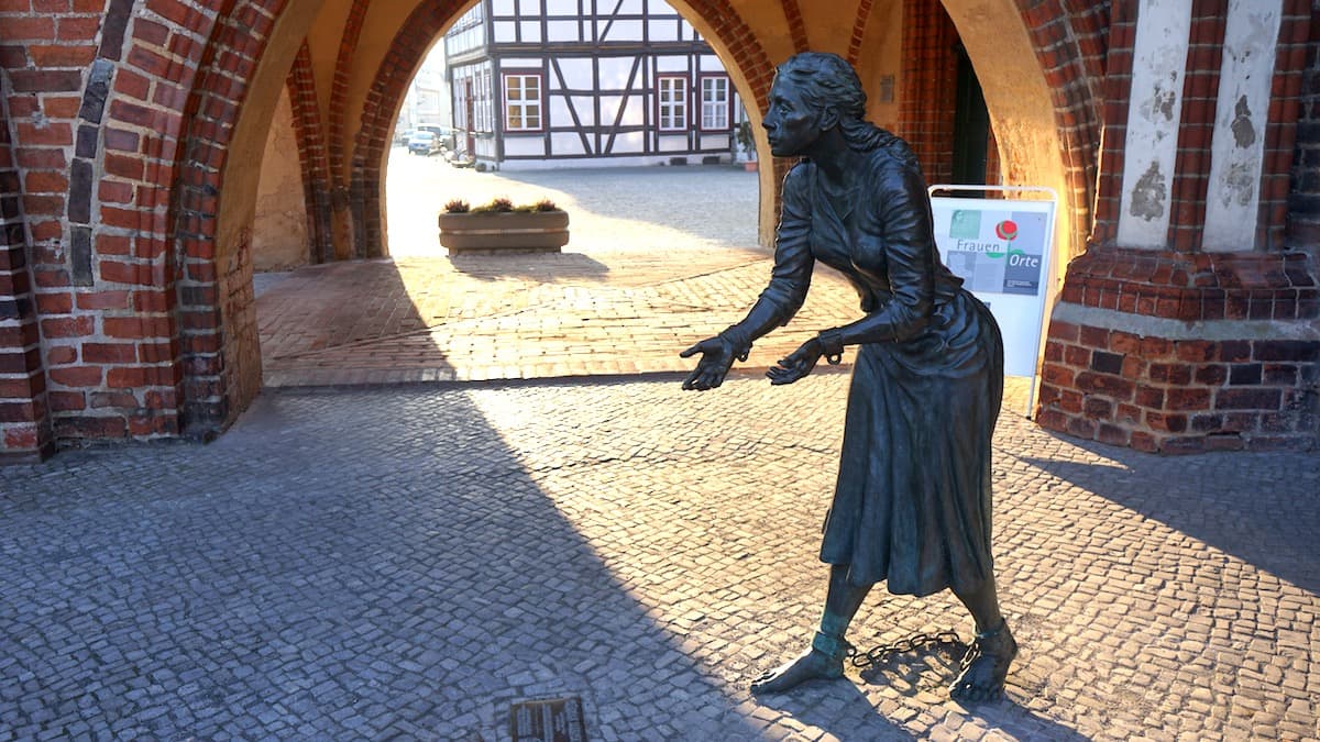 Denkmal für Grete Minde am Tangermünder Rathaus. Foto: Beate Ziehres