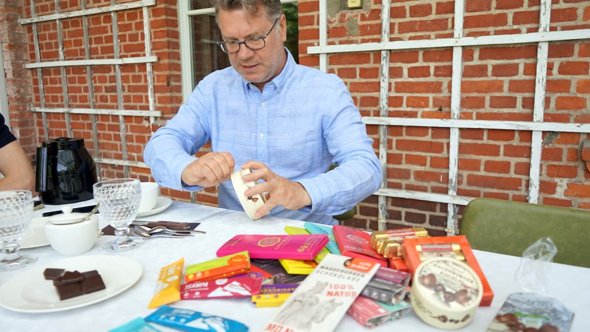 Olaf Stehwien öffnet die Schachtel mit Magdeburger Kugeln. Foto: Beate Ziehres