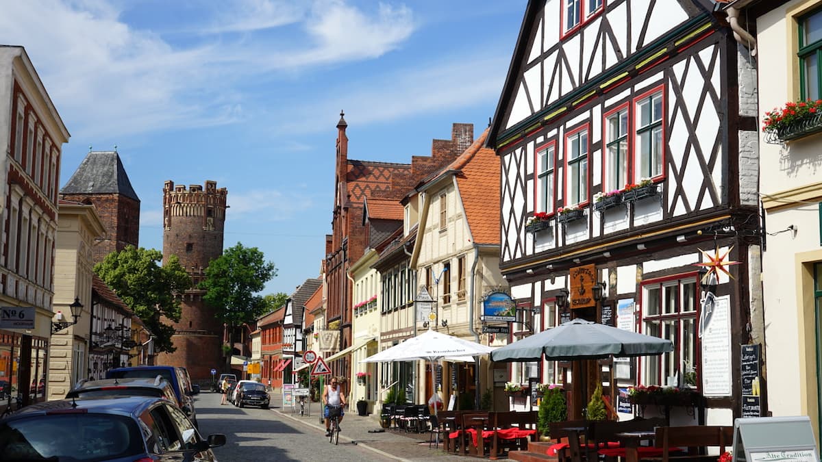 Blick über die Lange Straße zum Neustädter Tor in Tangermünde. Foto: Beate Ziehres