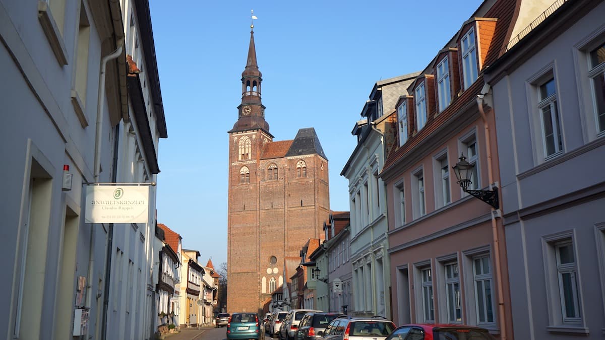 Der gewaltige Westturm der St. Stephanskirche in Tangermünde. Foto: Beate Ziehres