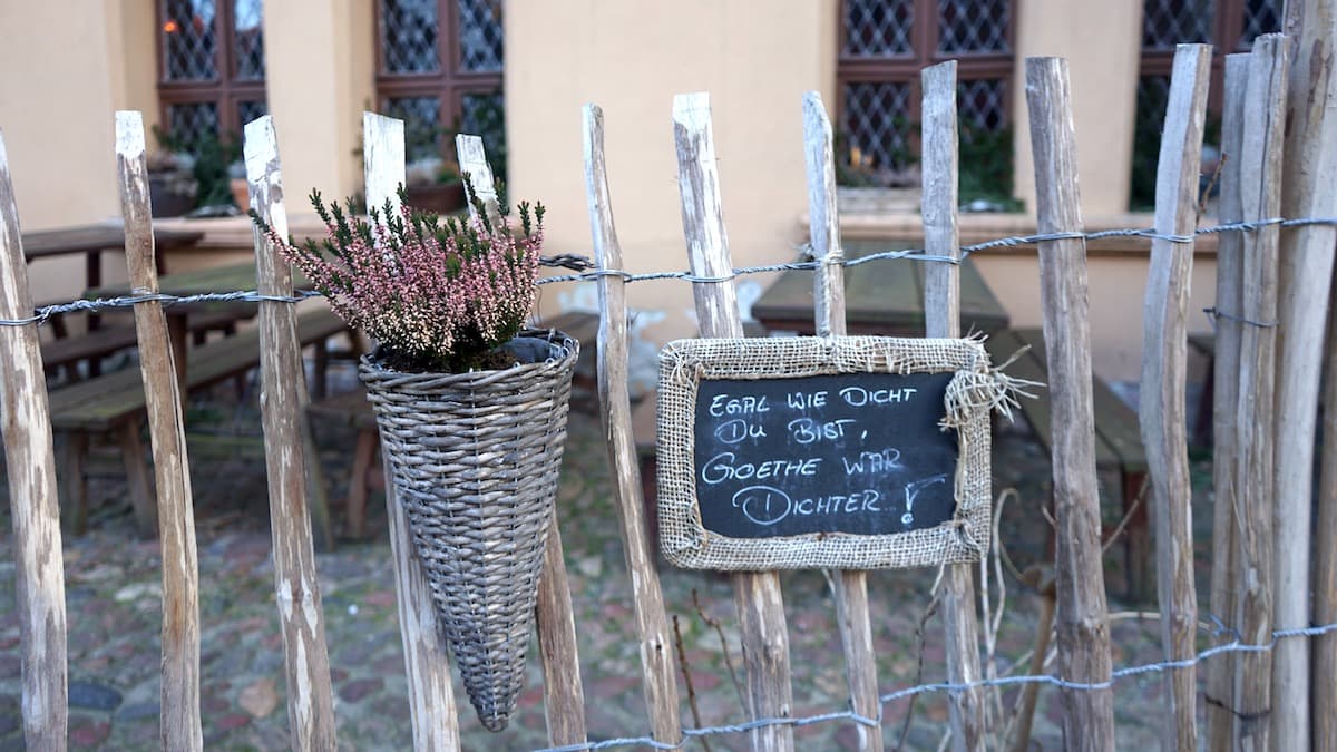 Tangermünde: Spruch an der Zecherei St. Nikolai . Foto: Beate Ziehres