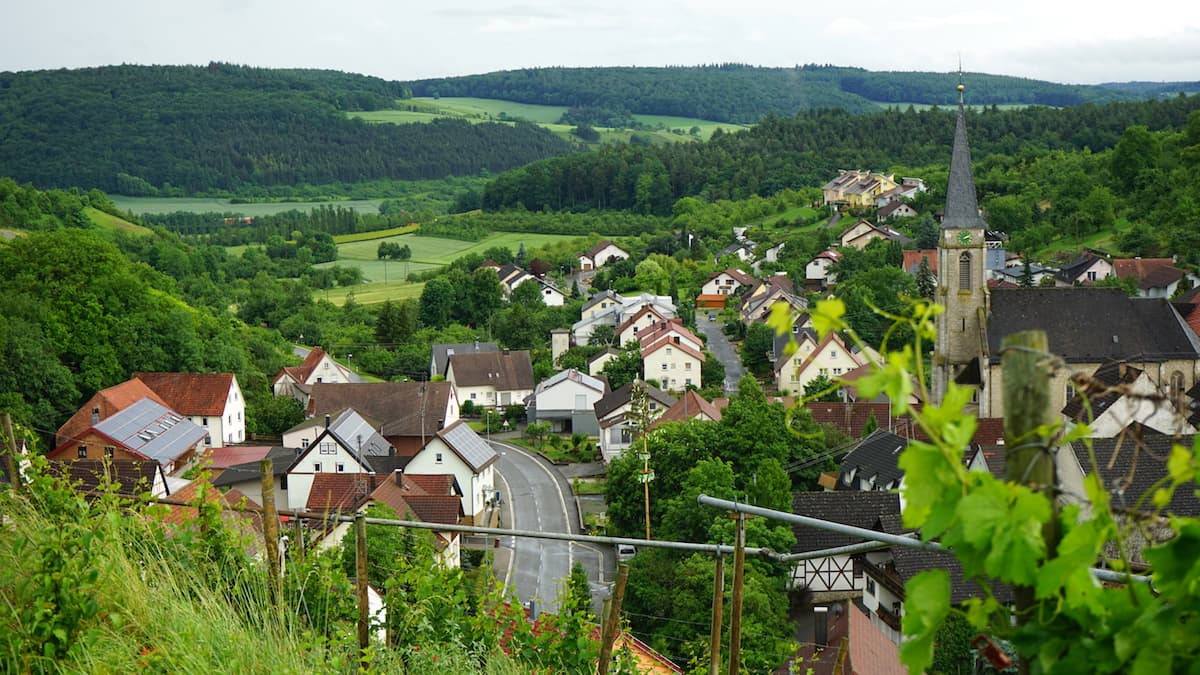 Taubertal: Blick vom Weinberg auf Beckstein im Taubertal. Foto: Beate Ziehres