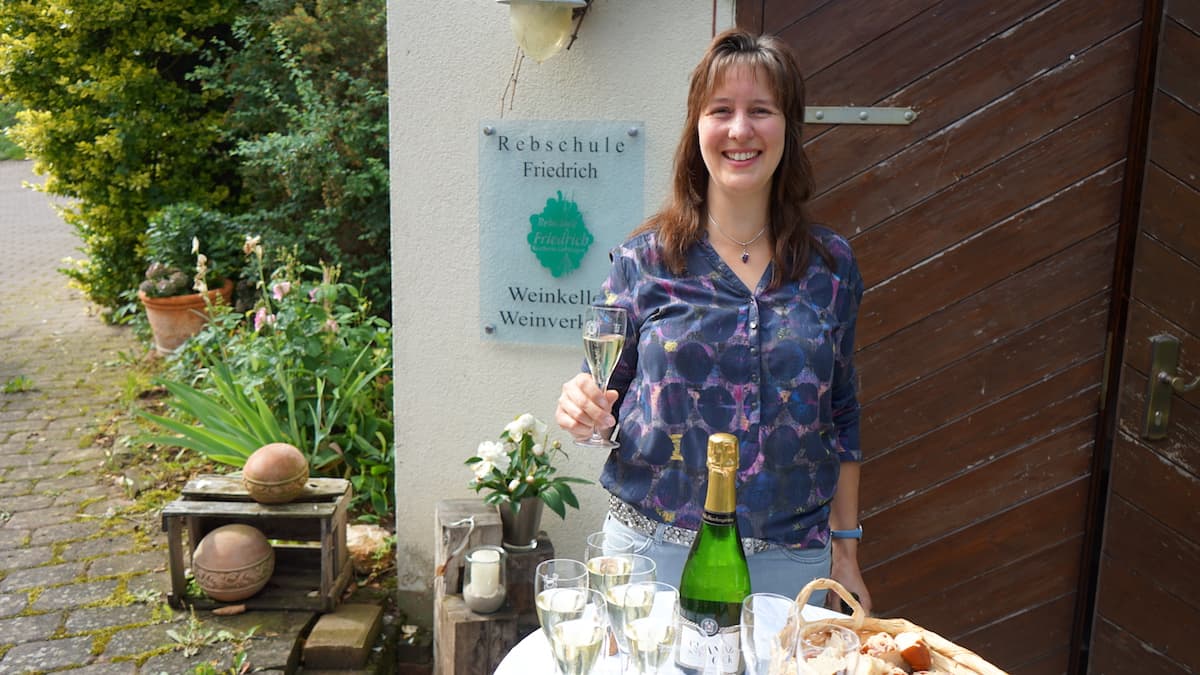 Taubertal, Dertingen: Silvia Friedrich lädt zu einem Gläschen Winzersekt aus dem eigenen Weinkeller ein. Foto: Beate Ziehres