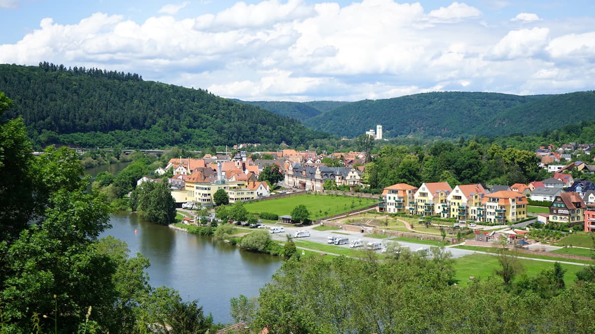 Taubertal: Blick von der Burg Wertheim über den Main nach Kreuzwertheim – Beate Ziehres