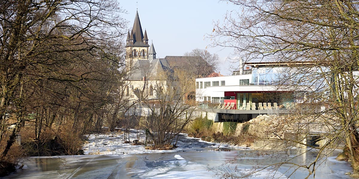 Blick über die vereiste Bode zur Bodetal-Therme und nach Thale. Foto: Beate Ziehres